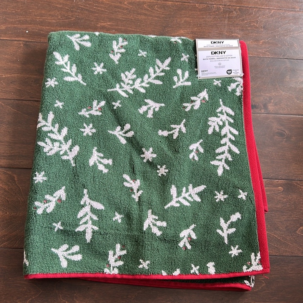 DKNY Christmas Cotton Bath Towel NEW 30”x54” Cotton Holly Berry New